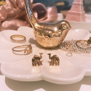 Camel Earring ❤️